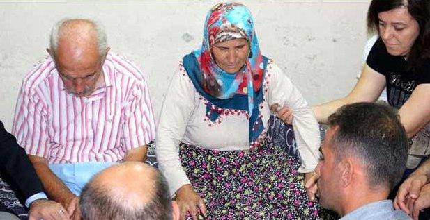 Şehit haberini ailesine kameralar eşliğinde verdiler