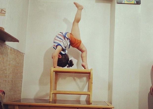 İki yaşındaki jimnastikçi çocuk yeteneğiyle şaşırtıyor