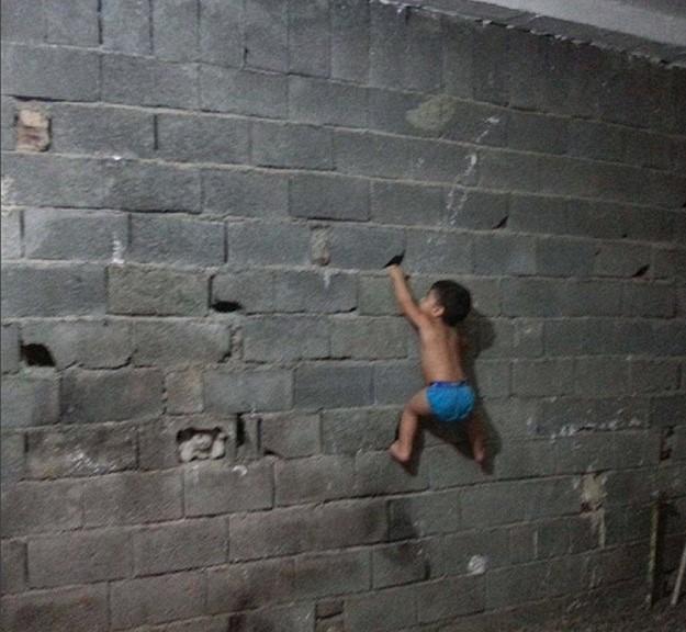 İki yaşındaki jimnastikçi çocuk yeteneğiyle şaşırtıyor