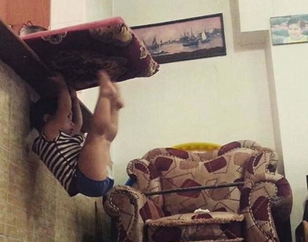 İki yaşındaki jimnastikçi çocuk yeteneğiyle şaşırtıyor