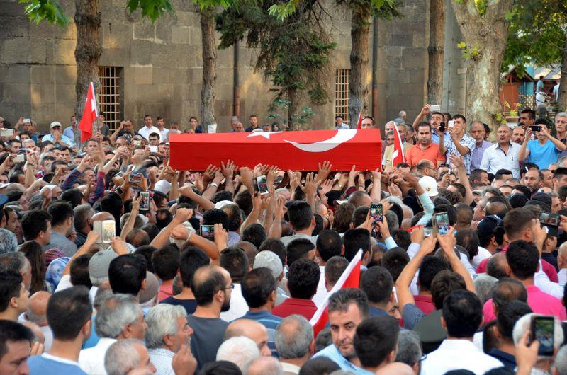 Mardin şehidi toprağa verildi