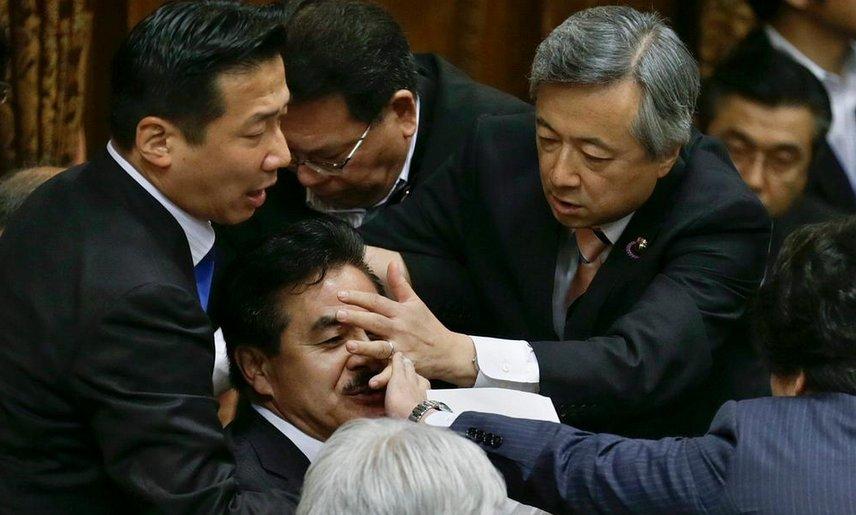 Japon ordusuna savaş yetkisi Parlamento'yu karıştırdı