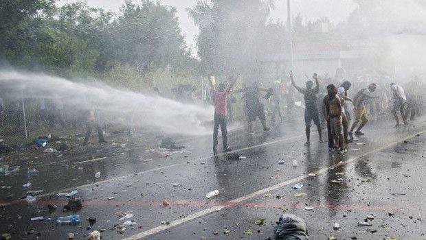 Macaristan'da polislerden Suriyeli mültecilere sert müdahale