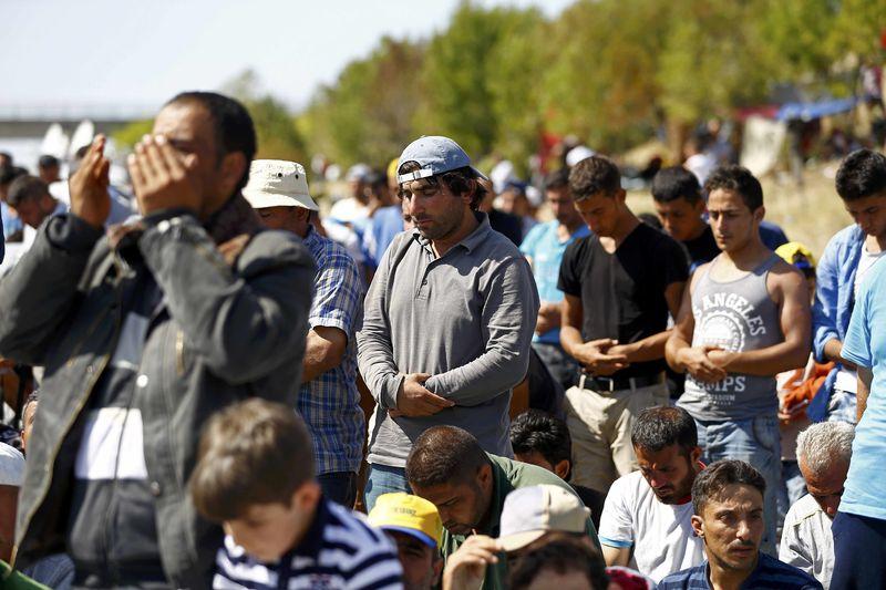 Edirne Valisi mültecilerle TEM'de namaz kıldı