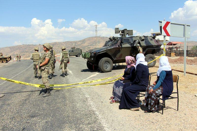 Canlı kalkanlar Mehmetçik'in sandalyesinde dinlendi