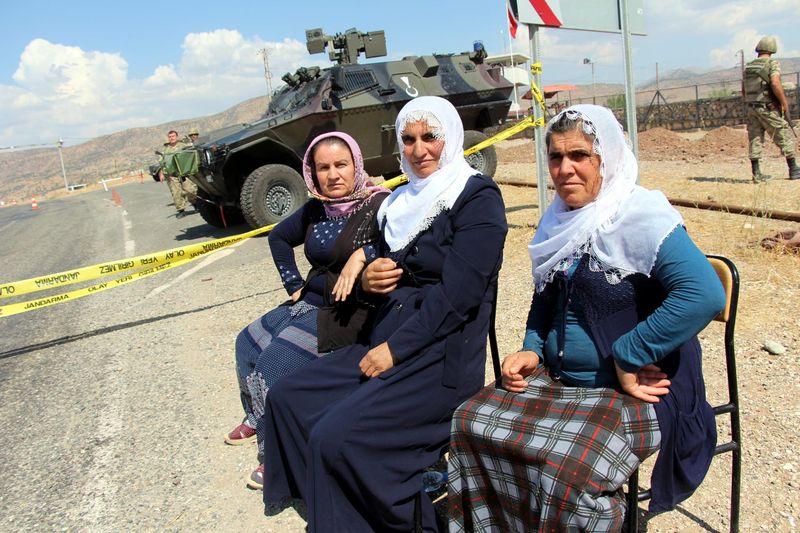 Canlı kalkanlar Mehmetçik'in sandalyesinde dinlendi