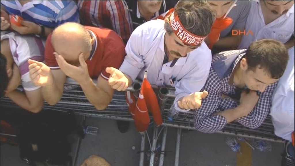 Yenikapı'da milyonlar şehitler için dua etti