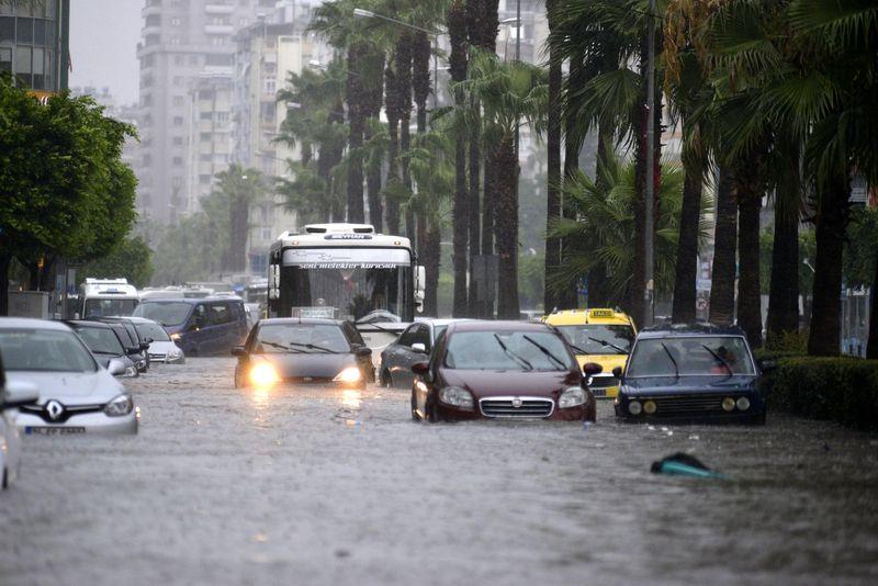 Adana'da sağanak yağış hayatı felç etti