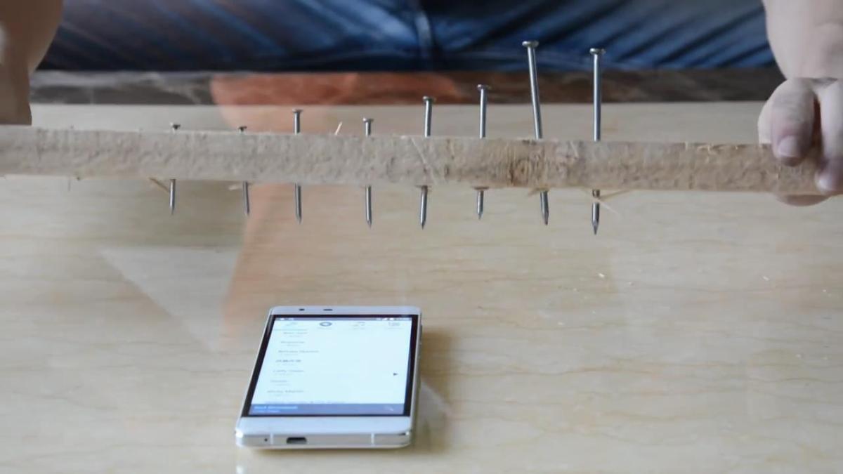 Akıllı telefona çiviyle test yapıldı