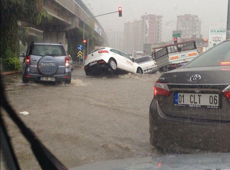 Adana'da sağanak yağış hayatı felç etti