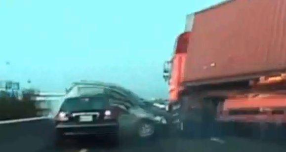 TIR otomobillerin üzerine devrildi