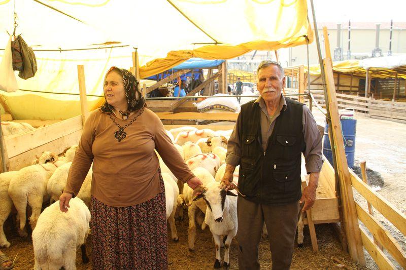 Kurban pazarında yarım asırdır birlikte olan çift