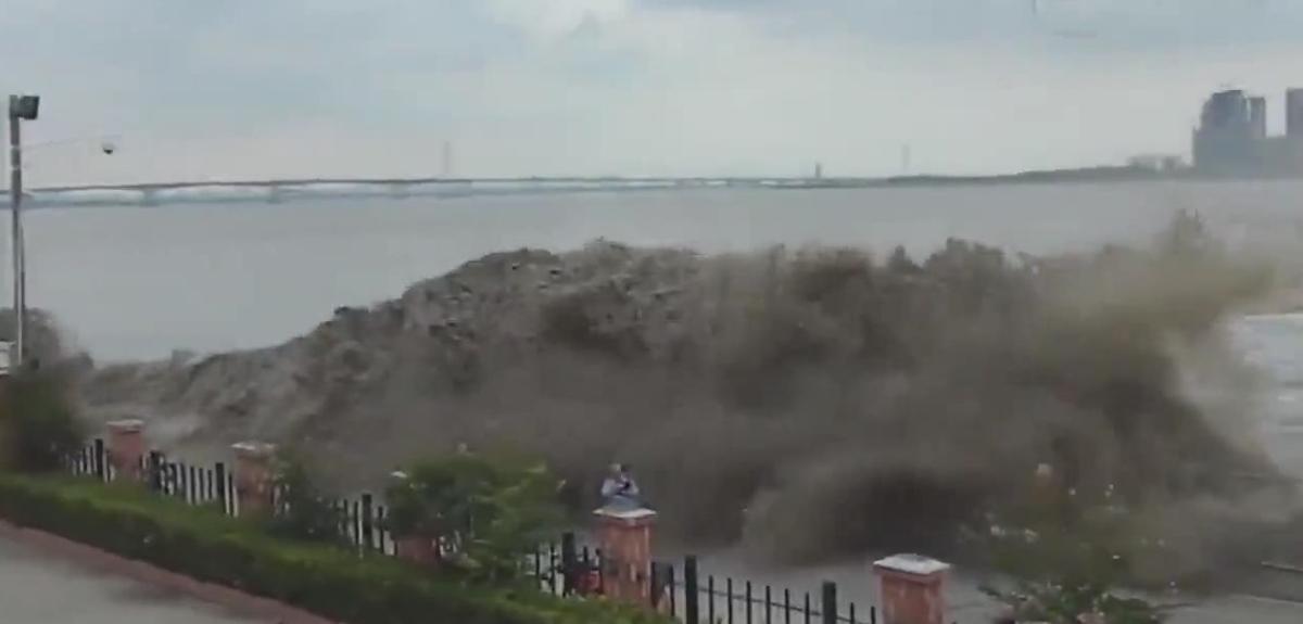 Çin'de dev dalgalar korkuttu