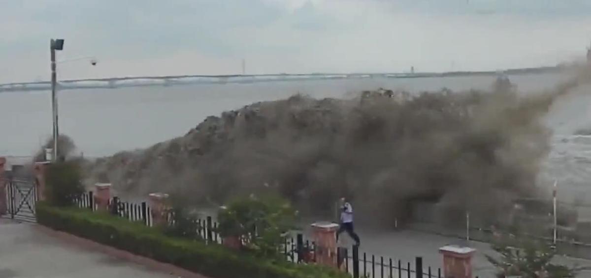 Çin'de dev dalgalar korkuttu