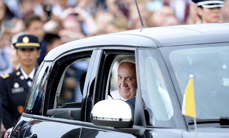 Papa ABD'de aracını değiştirdi