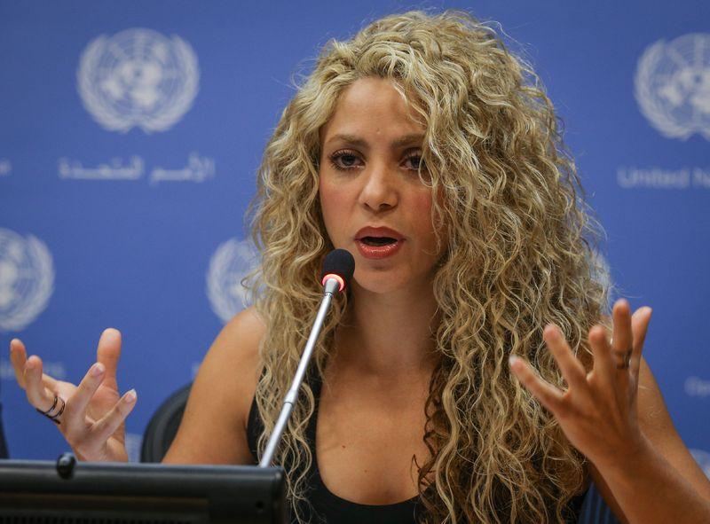 Shakira Aylan ve kardeşi için şarkı söyledi İZLE
