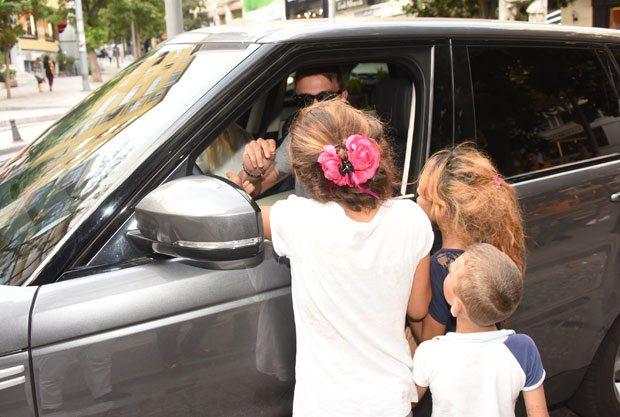 Muslera çocuklara 1 lira bayram harçlığı verdi