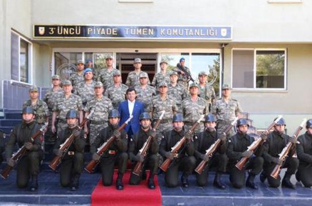 Davutoğlu askerlerle bayramlaştı