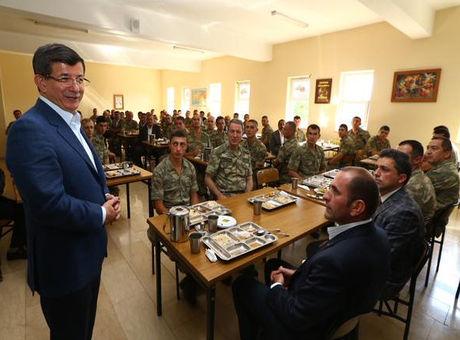 Davutoğlu askerlerle bayramlaştı