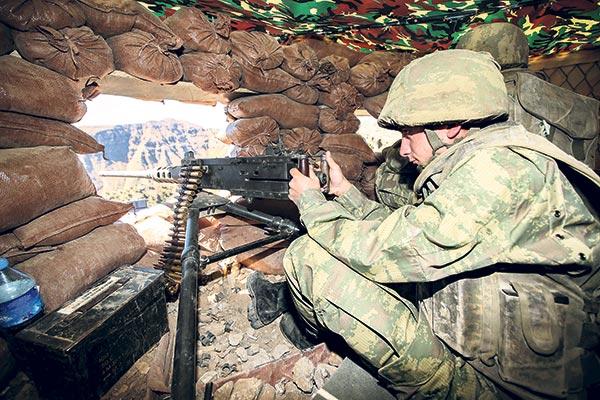 2030 rakımlı Kartal Yuvası'nda Mehmetçik'in bayramı