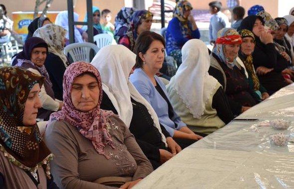 HDP'li Pervin Buldan teröristin taziyesine gitti