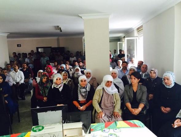 HDP'li Pervin Buldan teröristin taziyesine gitti