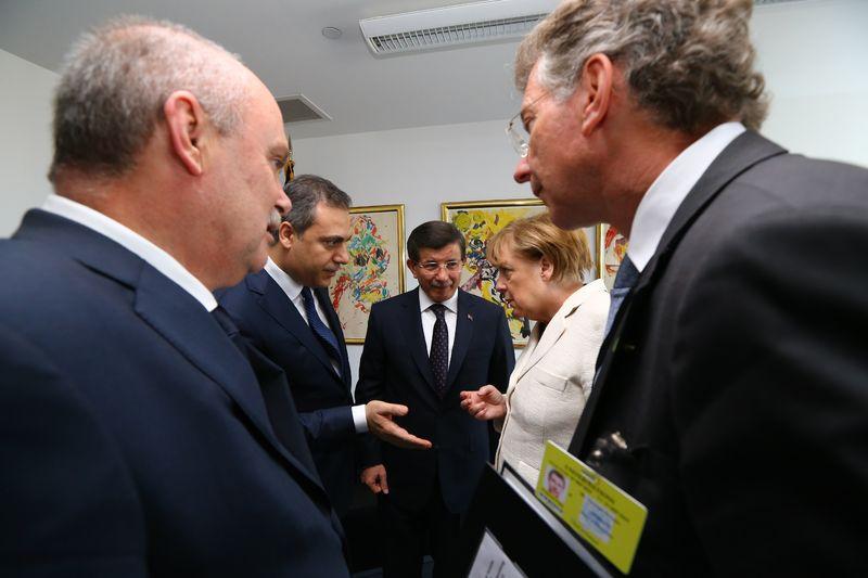 Başbakan Davutoğlu Merkel'den kaçak savcıları istedi