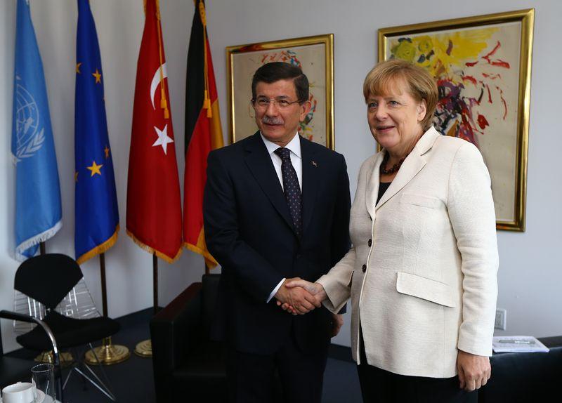 Başbakan Davutoğlu Merkel'den kaçak savcıları istedi
