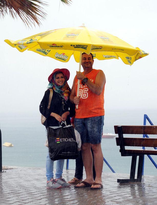 Antalya'da yağmur vatandaşlara zor anlar yaşattı