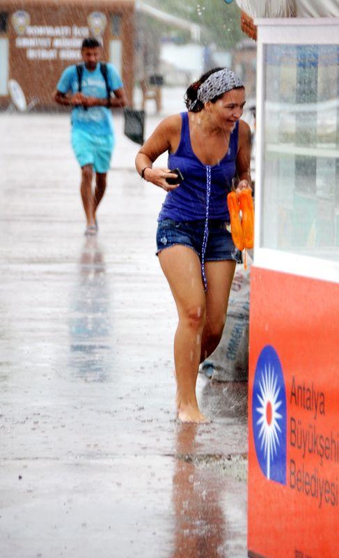 Antalya'da yağmur vatandaşlara zor anlar yaşattı