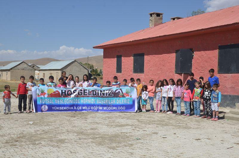 Yüksekova'da öğretmenler çiçeklerle karşılandı