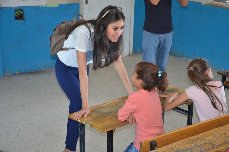 Yüksekova'da öğretmenler çiçeklerle karşılandı