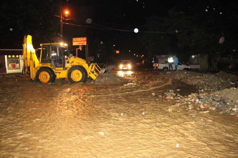 Sakarya'da sağanak yağış nedeniyle yol ulaşıma kapandı