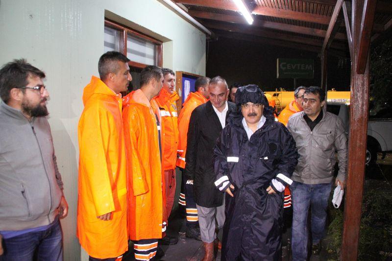 Sakarya'da sağanak yağış nedeniyle yol ulaşıma kapandı