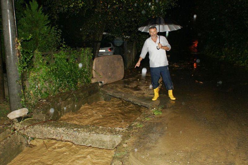 Sakarya'da sağanak yağış nedeniyle yol ulaşıma kapandı