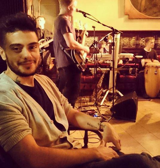 Genç kızlar Rüzgar Erkoçlar'ın peşinde