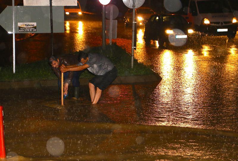 Sakarya'da sağanak yağış nedeniyle yol ulaşıma kapandı