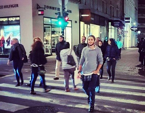 Genç kızlar Rüzgar Erkoçlar'ın peşinde