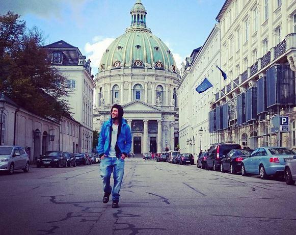 Genç kızlar Rüzgar Erkoçlar'ın peşinde