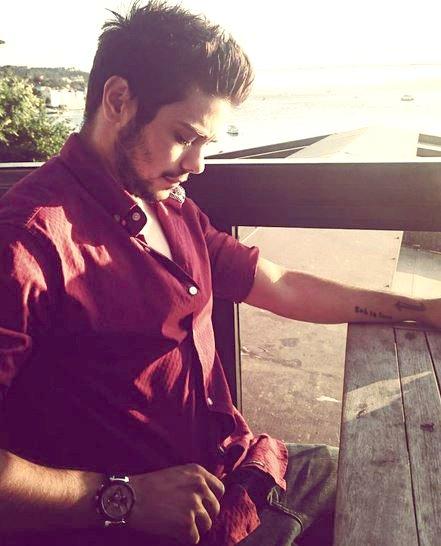 Genç kızlar Rüzgar Erkoçlar'ın peşinde