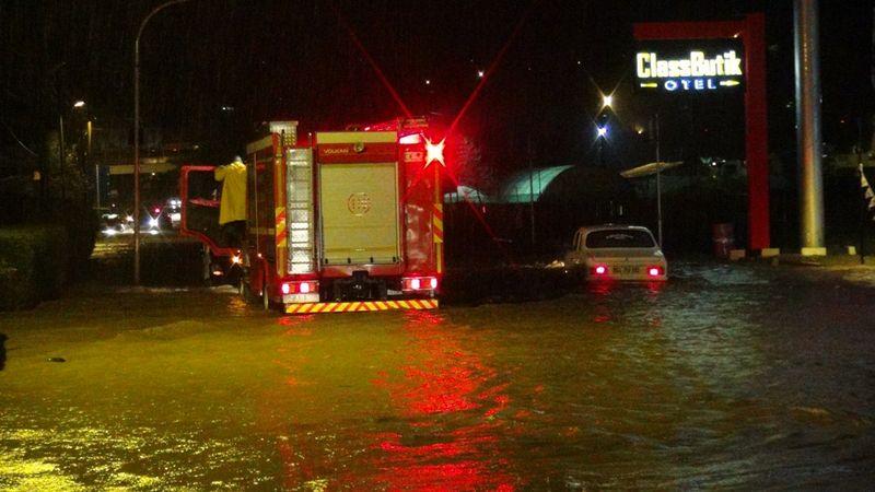 Sakarya'da sağanak yağış nedeniyle yol ulaşıma kapandı