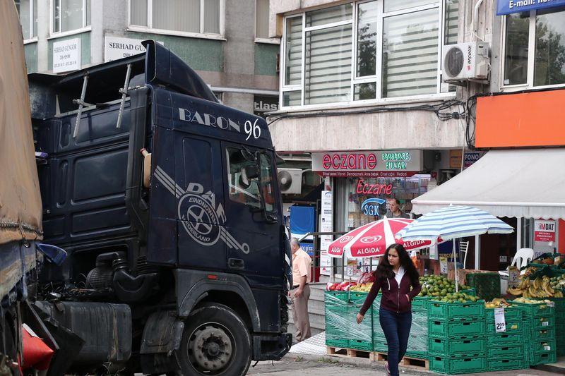 Beşiktaş'ta freni boşalan TIR kaldırıma çıkarak durabildi