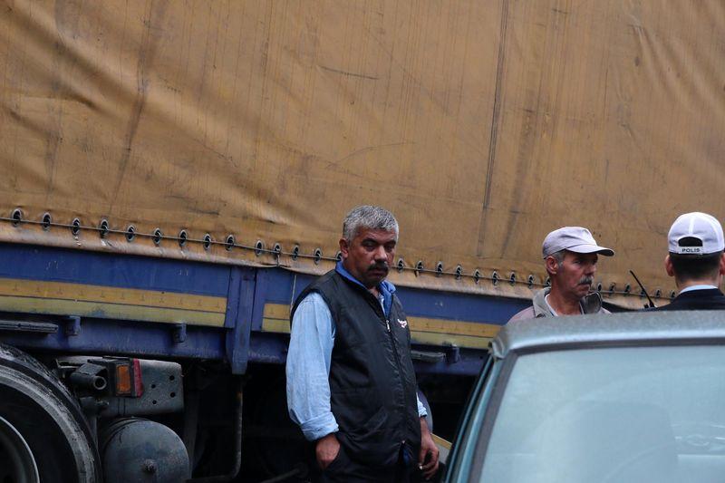 Beşiktaş'ta freni boşalan TIR kaldırıma çıkarak durabildi