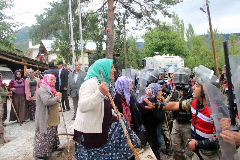 Sivas'ta suyu vermek istemeyen köylülere TOMA'lı müdahale