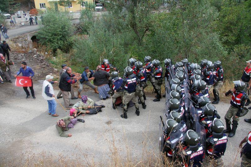 Sivas'ta suyu vermek istemeyen köylülere TOMA'lı müdahale