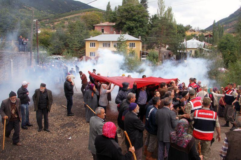 Sivas'ta suyu vermek istemeyen köylülere TOMA'lı müdahale