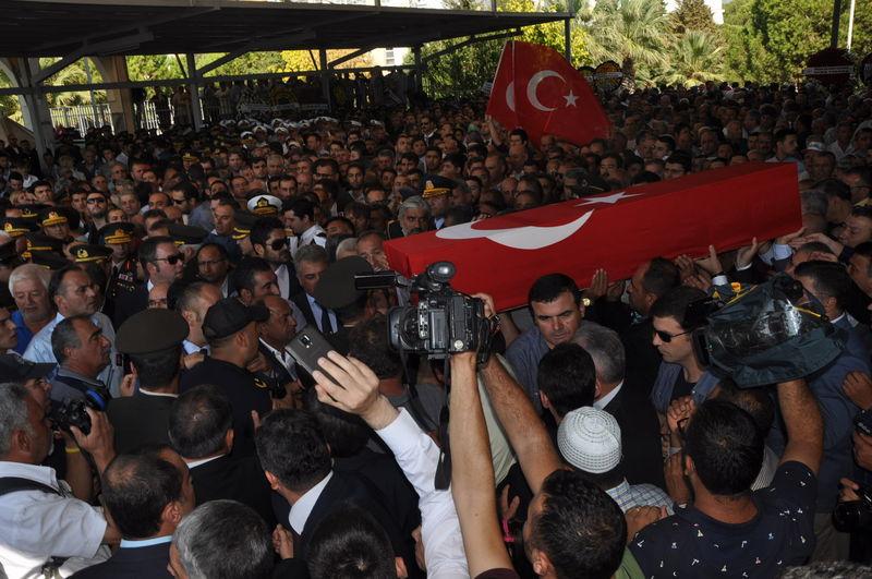 İzmir'de şehit cenazesinde Atatürk gerginliği