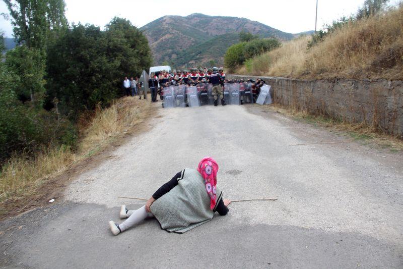 Sivas'ta suyu vermek istemeyen köylülere TOMA'lı müdahale