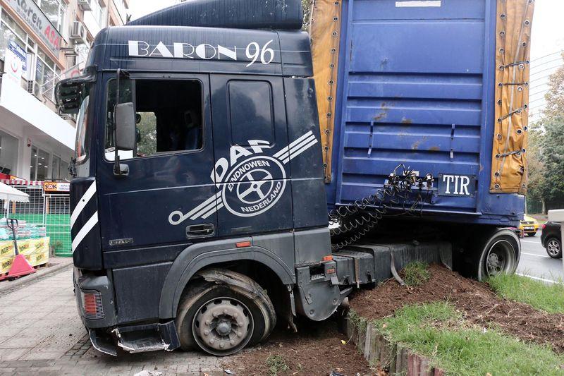 Beşiktaş'ta freni boşalan TIR kaldırıma çıkarak durabildi
