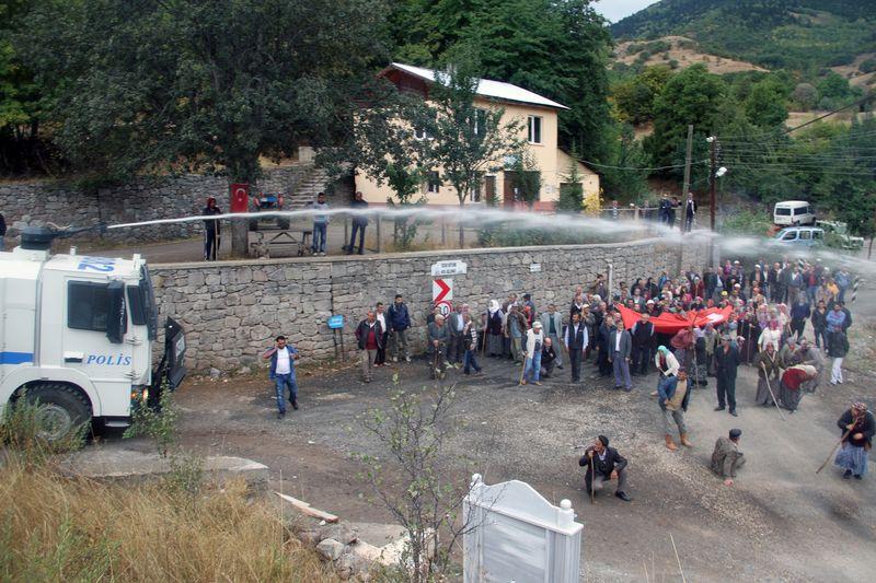 Sivas'ta suyu vermek istemeyen köylülere TOMA'lı müdahale